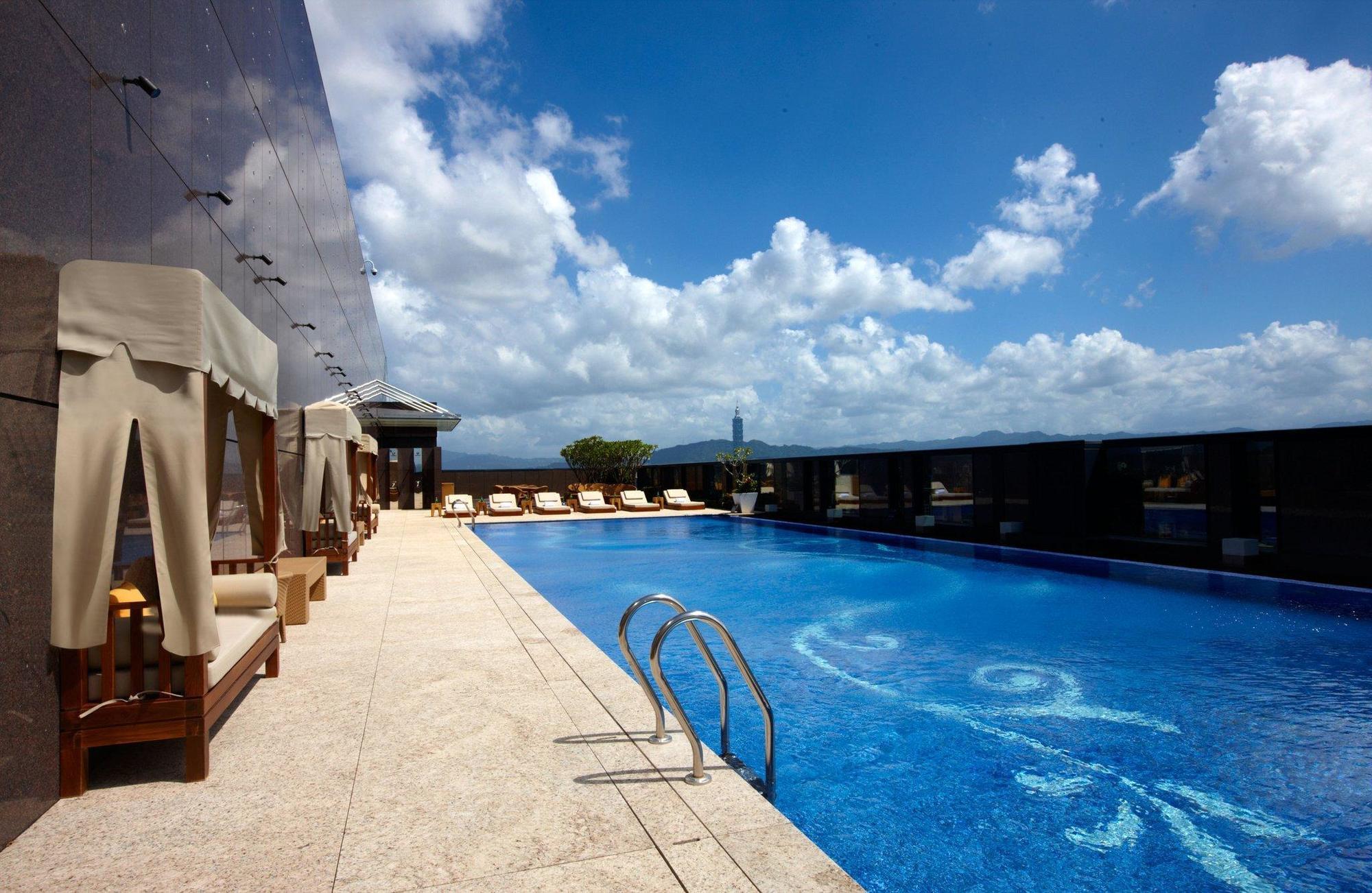 The Okura Prestige Taipei Hotel Exterior foto The pool at the 39th floor