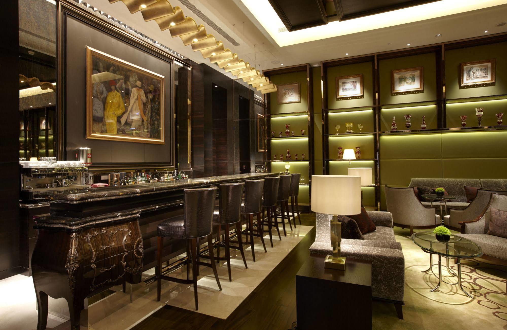 The Okura Prestige Taipei Hotel Exterior foto The bar at the Mandarin Oriental, Hong Kong